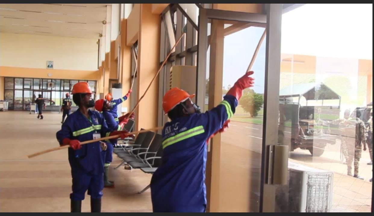 Les derniers préparatifs s'intensifient à l'aéroport de Bamenda en vue de la visite du pape