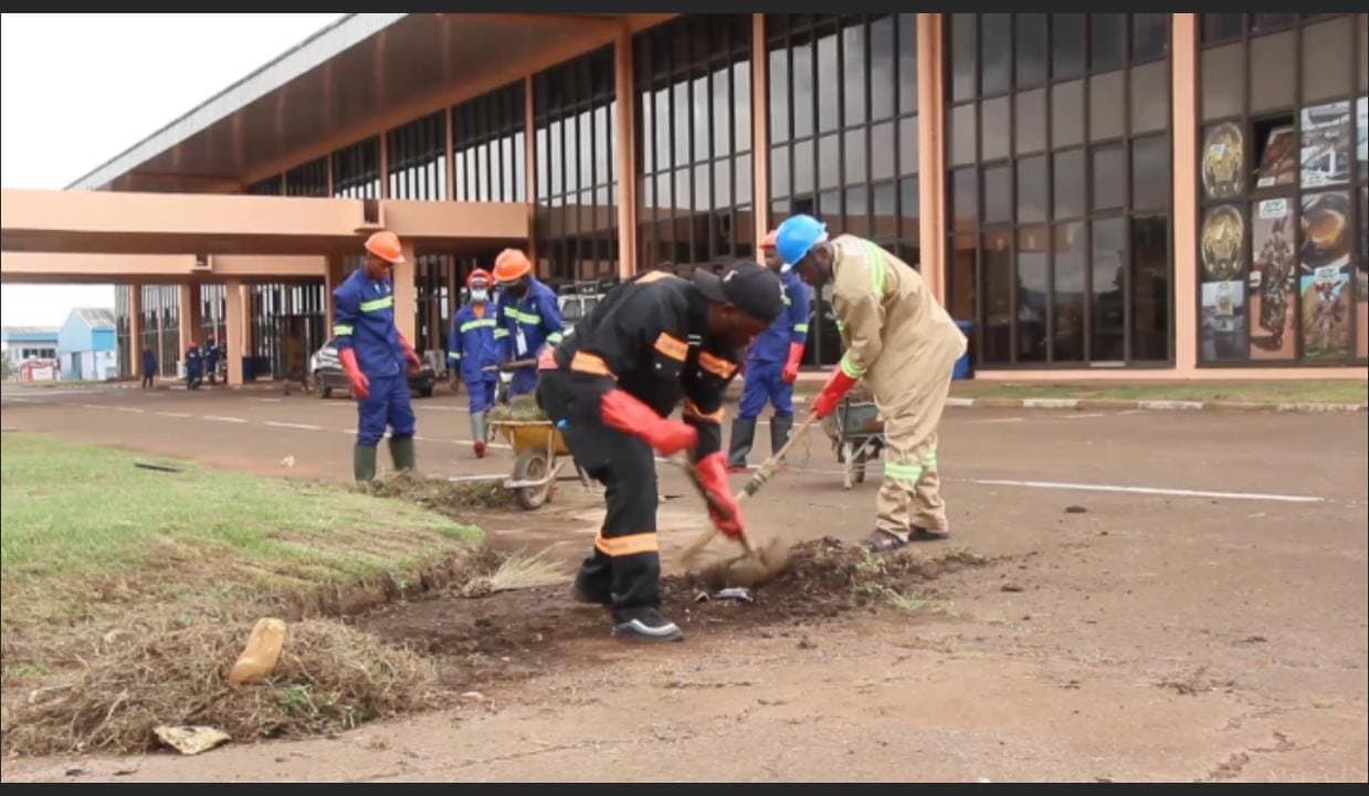 Les derniers préparatifs s'intensifient à l'aéroport de Bamenda en vue de la visite du pape
