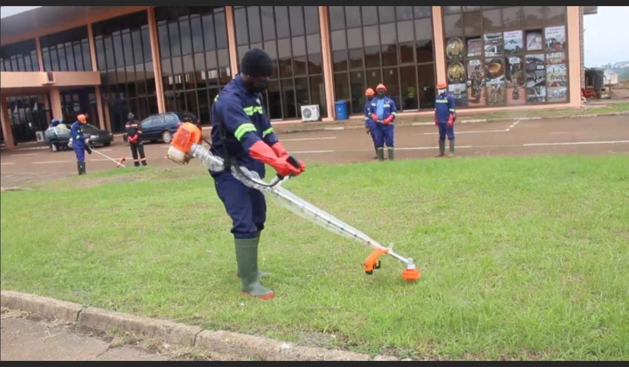 Les derniers préparatifs s'intensifient à l'aéroport de Bamenda en vue de la visite du pape