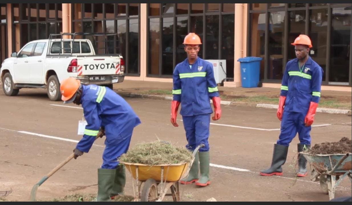 Les derniers préparatifs s'intensifient à l'aéroport de Bamenda en vue de la visite du pape